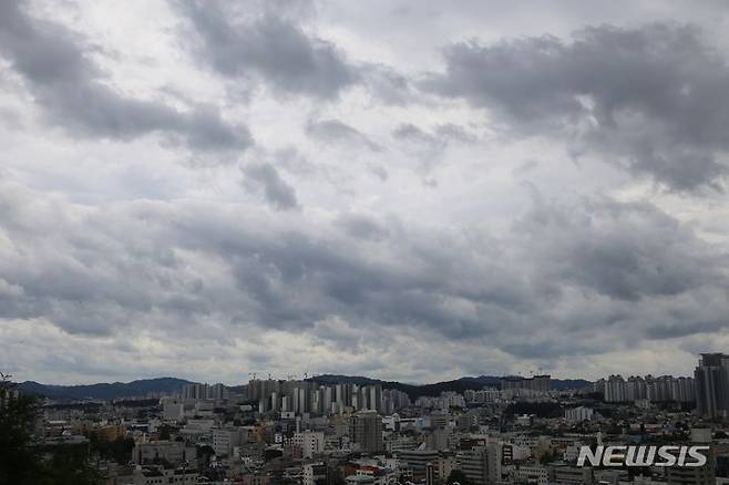 [청주=뉴시스] 서주영 기자 = 절기상 대서(大暑)인 22일 충북 청주의 하늘이 흐리다. 2024.07.22. juyeong@newsis.com *재판매 및 DB 금지