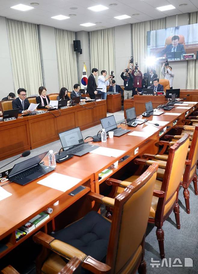 [서울=뉴시스] 조성봉 기자 = 박찬대 국회 운영위원장이 16일 오전 서울 여의도 국회에서 열린 운영위원회 전체회의에서 김건희 여사, 명태균 씨 등 국정감사 증인 채택 가결을 선언하고 있다.  2024.10.16. suncho21@newsis.com