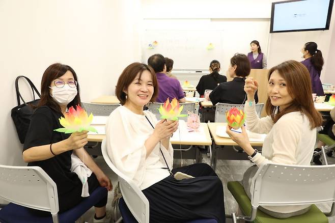 [서울=뉴시스] 한국불교문화사업단과 오사카 한국문화원이 일본 오사카에서 진행한 '한국 불교문화 체험주간' 행사 중 연꽃등 만들기 체험 (사진 =한국불교문화사업단 제공) 2024.10.31. photo@newsis.com *재판매 및 DB 금지