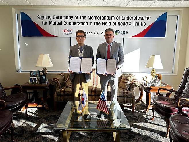 [서울=뉴시스] 함진규 한국도로공사 사장(왼쪽)과 마기드 엘라비야드(Magid Elabyad) 국제도로연맹 수석부사장이 지난달 30일 미국 워싱턴D.C.에서 업무협약을 체결한 후 기념촬영을 하고 있다. 2024.11.01. (사진=도로공사 제공) photo@newsis.com  *재판매 및 DB 금지