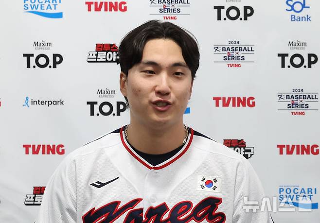 [서울=뉴시스] 김금보 기자 = 정해영 2024 WBSC 프리미어12 한국 야구대표팀이 1일 서울 구로구 고척스카이돔에서 쿠바와의 1차 평가전에 앞서 인터뷰를 하고 있다. 2024.11.01. kgb@newsis.com