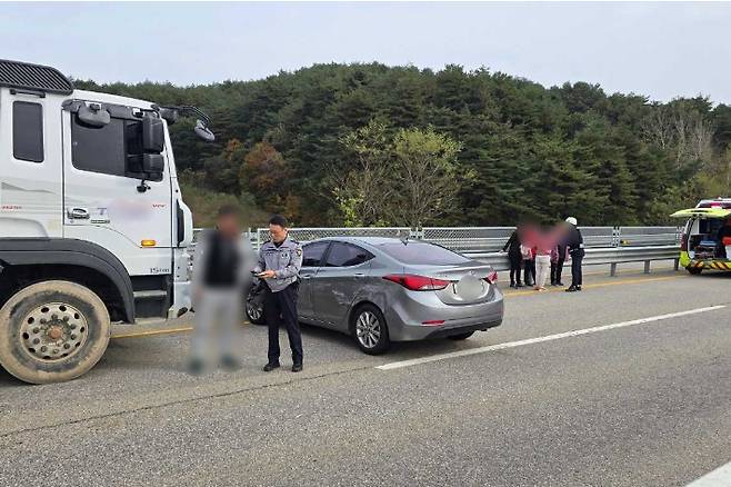 1일 오후 1시 49분쯤 강원 고성군 간성읍 상리 7번 국도에서 15t 덤프트럭이 차선을 바꾸다 아반떼 승용차를 들이받았다. 강원소방본부 제공