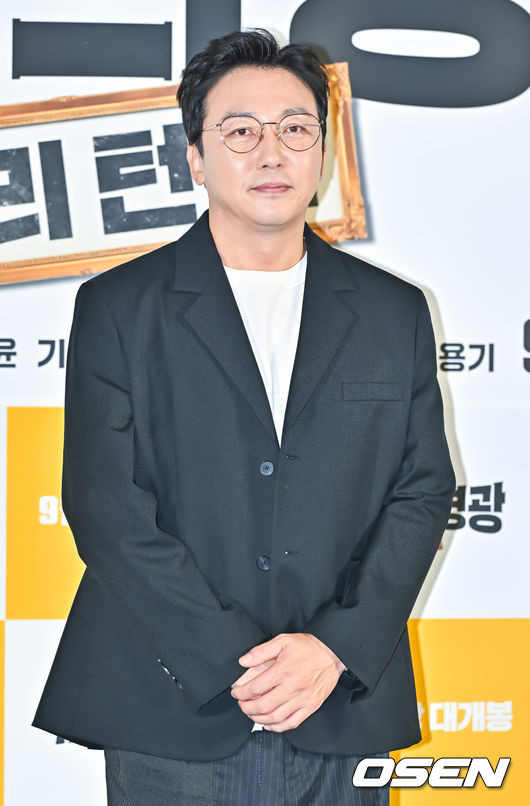 [OSEN=박준형 기자] 5일 서울 용산아이파크몰 용산 CGV에서 영화 ‘가문의 영광: 리턴즈’(감독 정태원) 제작보고회가 진행됐다.‘가문의 영광: 리턴즈’는 잘나가는 스타 작가 ‘대서’(윤현민 분)와 가문의 막내딸 ‘진경’(유라 분)을 결혼시키기 위해, 온갖 음모를 꾸미는 장씨 가문의 사생결단 결혼성사 대작전을 그린 코미디 영화다. 오는 21일 개봉.탁재훈이 포즈를 취하고 있다.    2023.09.05  / soul1014@osen.co.kr