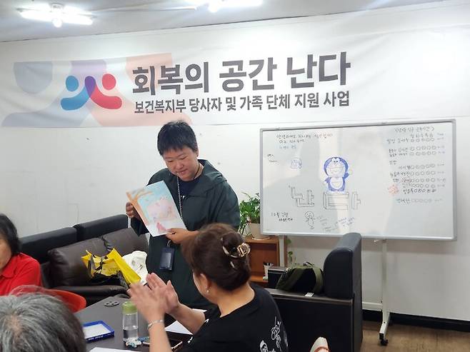 고유선씨는&nbsp;매주 화요일 ‘회복의공간 난다’&nbsp;에서 당사자와 가족을 대상으로 미술 강의를 하고 있다. 사진은 강의 중인 유선씨. 고유선씨 제공