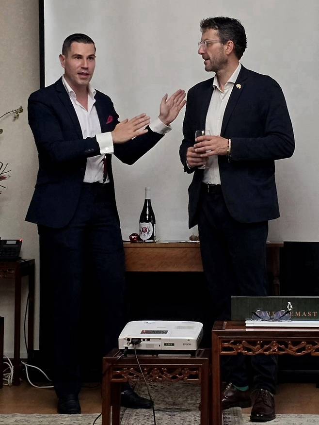 주한슬로바키아대사관에서 열린 행사에서 와인을 설명하는 피터 리시스키. 최현태 기자