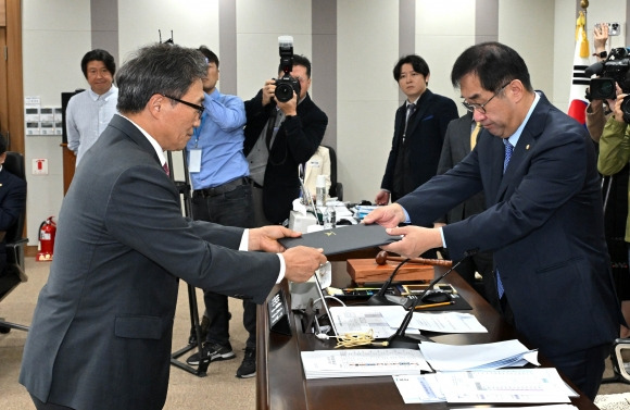 선서문 제출하는 이학재 인천국제공항공사 사장 - 이학재(왼쪽) 인천국제공항공사 사장이 22일 오전 인천 영종도 인천국제공항공사에서 열린 국회 국토교통위원회의 인천국제공항공사 등에 대한 국정감사에서 맹성규 위원장에게 선서문을 제출하고 있다.  공항사진기자단