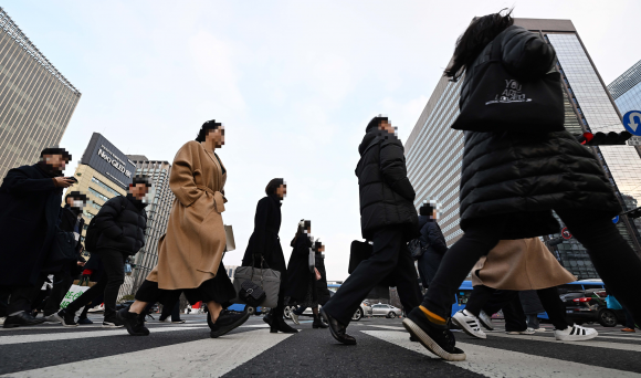 서울 종로구 세종대로사거리 인근에서 시민들이 출근길 발걸음을 옮기고 있다. 오장환 기자