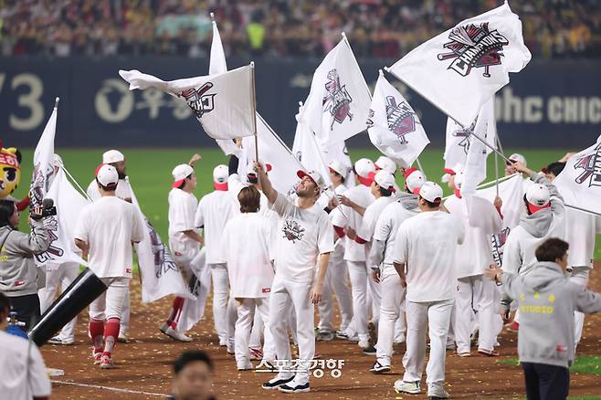 KIA 제임스 네일이 10월28일 한국시리즈 우승 확정 뒤 우승기를 흔들며 감격하고 있다. KIA 타이거즈 제공