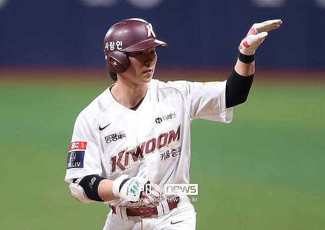 ▲ 메이저리그 공식 홈페이지(MLB.com)는 이번 오프시즌에 KBO 리그와 일본프로야구에서 메이저리그 진출을 노릴 만한 선수들을 소개하고 KBO 리그에서는 김혜성의 이름을 가장 먼저 언급했다. ⓒ곽혜미 기자