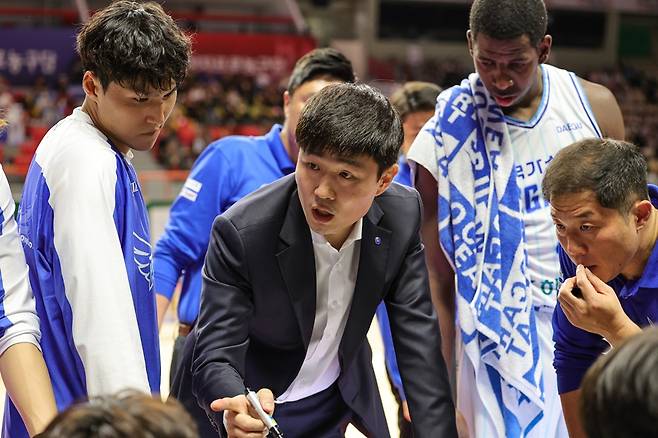 ▲ 대구 한국가스공사 강혁 감독이 선수들에게 작전을 지시하고 있다 ⓒ KBL