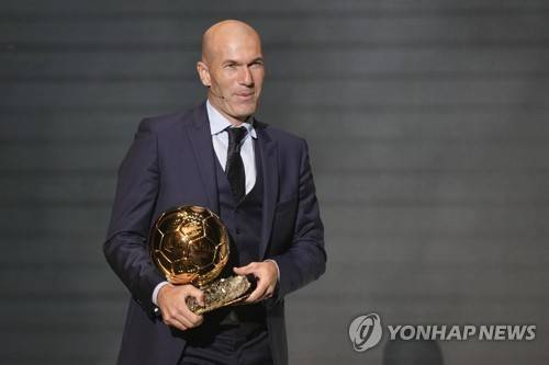 프랑스와 레알 마드리드의 전설 지네딘 지단이 1일(한국시간) 글로벌 스포츠 OTT 다즌을 통해 2023-2024시즌 발롱도르 시상식에서 비니시우스가 수상하지 못한 것이 크리스티아누 호날두의 사례와 같다며 시상식이 신뢰를 잃었다고 주장했다.&nbsp;연합뉴스