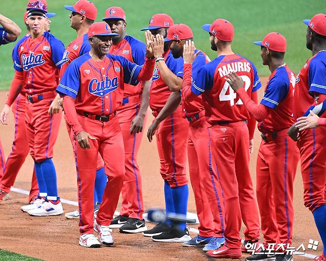 1일 오후 서울 고척스카이돔에서 열린 2024 WBSC(세계야구소프트볼연맹) 프리미어12 대한민국 야구 대표팀과 쿠바 야구 대표팀의 평가전 경기, 쿠바 아르만도 욘슨 감독이 입장하고 있다. 고척, 김한준 기자