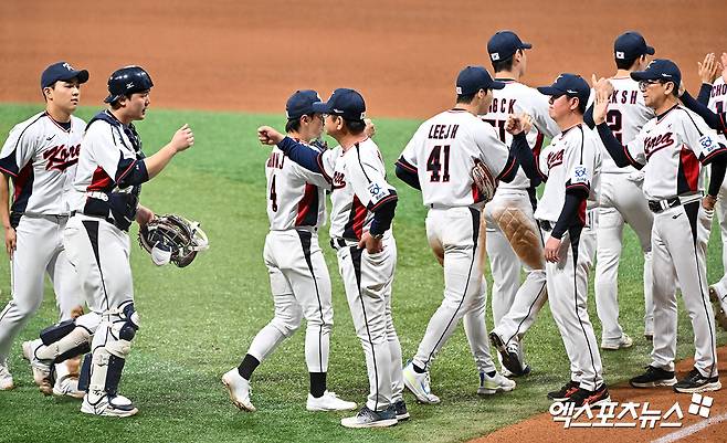 류중일 감독이 이끄는 '2024 세계야구소프트볼연맹(WBSC) 프리미어12' 한국 대표팀은 1일 고척스카이돔에서 열린 '2024 K-BASEBALL SERIES with TVING(K-베이스볼 시리즈 위드 티빙)' 쿠바 대표팀과 평가전에서 2-0으로 승리했다. 대한민국 선수들이 이긴 것을 기뻐하고 있다. 고척, 김한준 기자