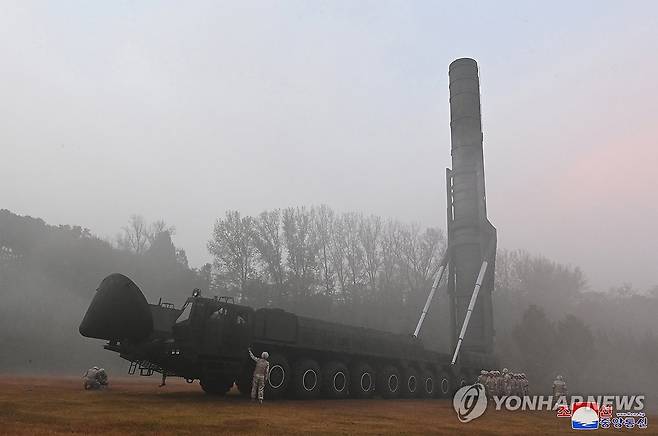 북한, 최신형 ICBM '화성포-19형' 시험발사 성공...김정은 참관 (평양 조선중앙통신=연합뉴스) 김정은 북한 국무위원장의 현지지도 아래 지난달 31일 아침 신형 대륙간탄도미사일(ICBM) '화성포-19형' 시험발사를 성공적으로 단행했다고 조선중앙통신이 1일 보도했다. 이날 시험발사에 딸 주애도 참관했다. 2024.11.1 
    [국내에서만 사용가능. 재배포 금지. For Use Only in the Republic of Korea. No Redistribution] nkphoto@yna.co.kr