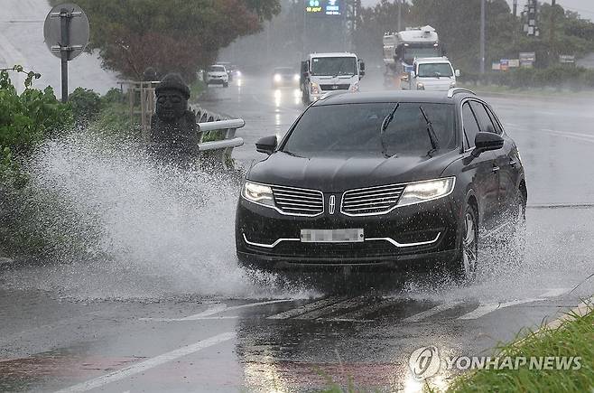 호우주의보 내려진 제주 (제주=연합뉴스) 박지호 기자 = 호우주의보가 내려진 1일 오전 제주시 해안동 평화로 일대에 거센 비가 쏟아지고 있다. 2024.11.1 jihopark@yna.co.kr