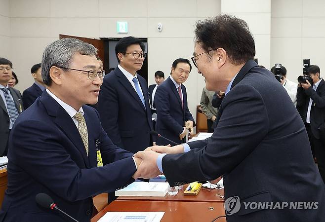 '축하합니다' (서울=연합뉴스) 신준희 기자 = 정근식 서울시교육감이 22일 국회에서 열린 교육위원회의 서울시교육청 등에 대한 국정감사에 출석, 국감 현장을 격려 방문한 우원식 국회의장과 인사하고 있다. 2024.10.22 hama@yna.co.kr