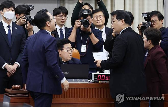 김건희 여사 '동행명령' 반대하는 여당 (서울=연합뉴스) 김주형 기자 = 1일 오후 국회에서 열린 운영위원회의 대통령비서실과 국가안보실, 대통령 경호처 대상 국정감사에서 증인으로 채택됐으나 불출석한 김건희 여사의 동행명령장 발부에 반대하는 국민의힘 의원들이 박찬대 위원장에게 항의하고 있다. 2024.11.1 kjhpress@yna.co.kr