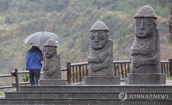 비 쏟아지는 서귀포 (서귀포=연합뉴스) 박지호 기자 = 호우주의보가 내려진 1일 오전 제주 서귀포시 대정읍 송악산에 거센 비가 쏟아지고 있다. 2024.11.1 jihopark@yna.co.kr