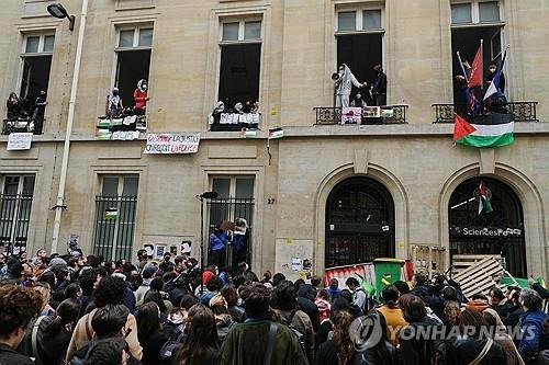 올해 4월26일 파리 정치대학에서 친팔레스타인 시위대가 점거 농성중인 모습.  [AFP 연합뉴스 자료사진. 재판매 및 DB 금지]