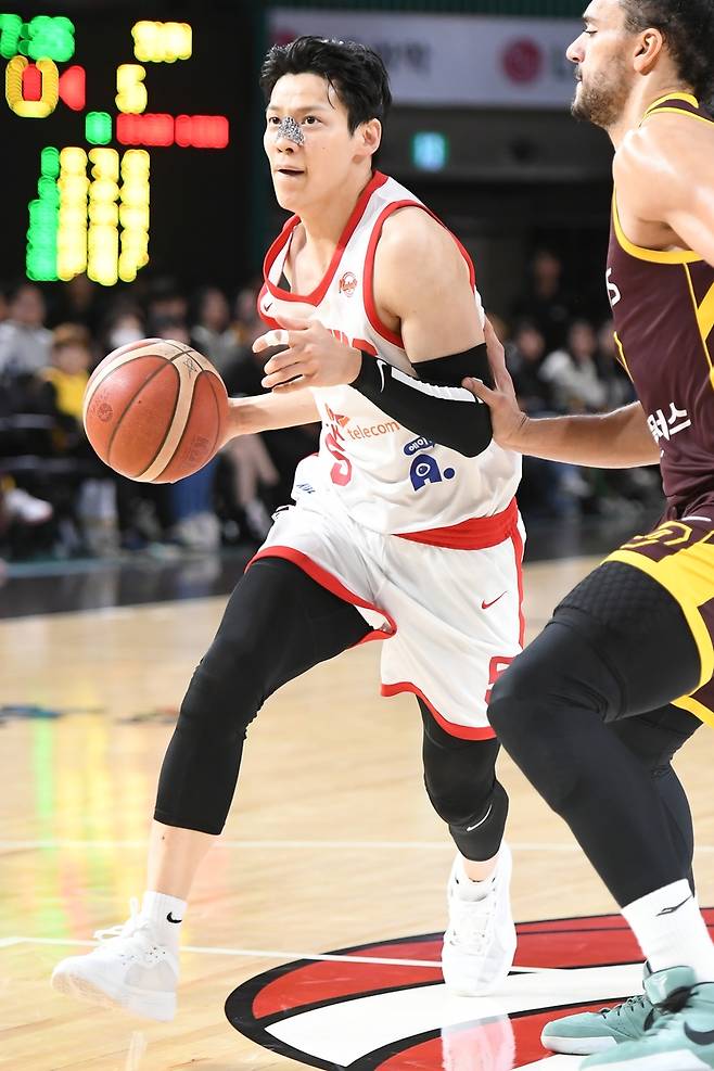 1일 경기에서 공격을 시도하는 SK 김선형(왼쪽) [KBL 제공. 재판매 및 DB 금지]