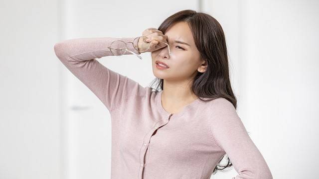 비문증은 대부분 노화에 따른 자연스러운 눈의 변화로 흔하게 나타나는 편이다ㅣ출처: 클립아트코리아