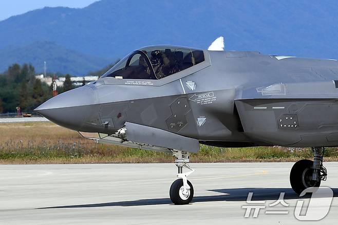 F-35A 전투기가 25일 '적 대규모 공중항체 침투대응 합동종합훈련'을 위해 제17전투비행단에서 활주로로 이동하고 있다. (공군 제공) 2024.10.25/뉴스1