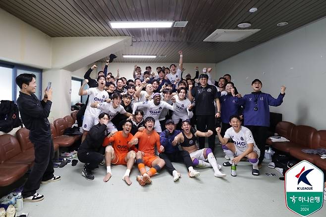 승격을 확정한 뒤 기뻐하는 안양 선수들(한국프로축구연맹 제공)