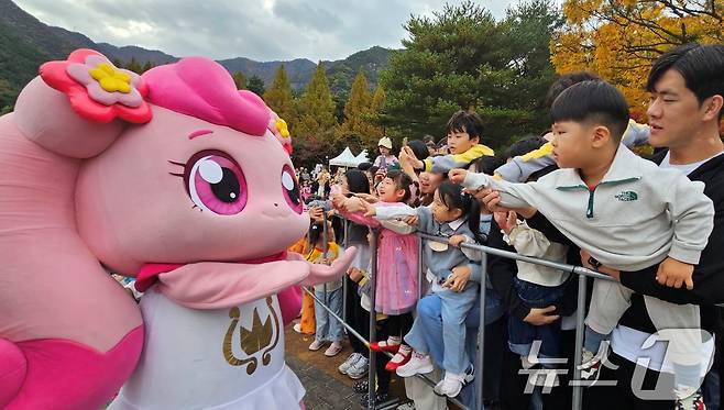 구미 라면축제 연계행사로 금오산 잔디광장에서 2일 열린 '캐치 티닝핑' 콘서트 공연을 마친 티니핑 캐릭터들이 객석을 한바퀴 돌자 어린이들이 손을 뻗어 만져보고 있다. 라면축제는 오는 3일까지 구미역 일원과 역후광장, 문화로 등에서 열린다. 2024.11.2/뉴스1 ⓒ News1 정우용 기자