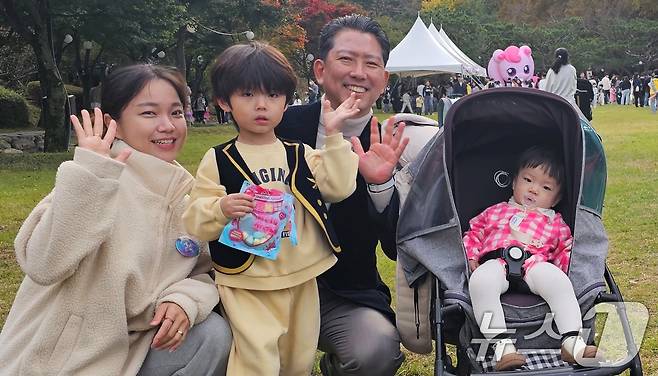 구미 라면축제 연계행사로 금오산 잔디광장에서 2일 열린 '캐치 티닝핑' 콘서트에서 김장호 구미시장이 행사에 참여한 가족과 기념사진을 찍고 있다. 라면축제는 오는 3일까지 구미역 일원과 역후광장, 문화로 등에서 열린다. 2024.11.2/뉴스1 ⓒ News1 정우용 기자