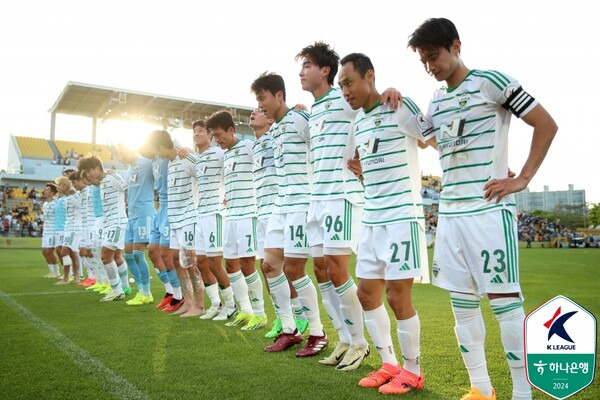 지난 5월 19일 광주축구전용구장에서 치러진 광주FC와의 하나은행 K리그1 2024 13라운드 경기에서 3-0 승리 후 전북현대 선수들이 관중 앞에서 세리머니 중이다. 사진┃한국프로축구연맹