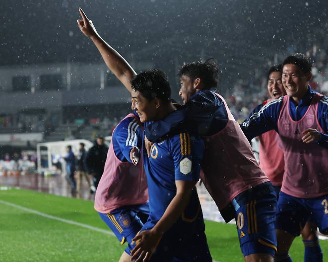 주민규 '골이다'

    (울산=연합뉴스) 김용태 기자 = 1일 울산종합운동장에서 열린 프로축구 하나은행 K리그1 2024 울산 HD와 강원FC의 경기에서 울산 주민규가 팀의 두 번째 골을 넣고 환호하고 있다. 2024.11.1