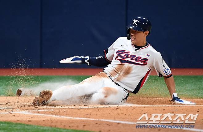 2024 WBSC 프리미어12 대한민국 야구 대표팀과 쿠바 대표팀의 평가전이 1일 서울 고척스카이돔에서 열렸다. 2회말 2사 2루 이주형 적시타 때 송성문이 홈을 파고들고 있다. 고척=박재만 기자 pjm@sportschosun.com/2024.11.01/