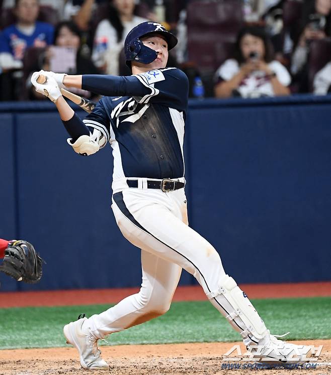 2024 WBSC 프리미어12 대한민국 야구 대표팀과 쿠바 대표팀의 평가전이 2일 서울 고척스카이돔에서 열렸다. 8회초 1사 3루 나승엽이 적시타를 날리고 있다. 고척=박재만 기자 pjm@sportschosun.com/2024.11.02/