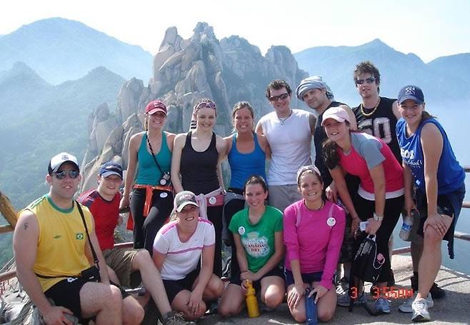 외국인 K등산 동호회원들이 설악산 울산바위에 올라 기암절벽을 배경으로 사진 찍는 모습. 울산바위는 동양에서 가장 큰 바위산이자, 기암절벽과 동해를 동시에 볼 수 있는 독특한 절경으로 이름났다. /AdventureKorea