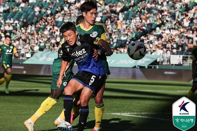 치열한 몸싸움을 펼치는 전북 한국영과 인천 이명주. ⓒ 한국프로축구연맹