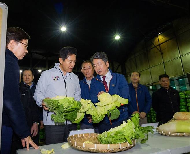 오세훈 서울시장이 지난 1일 가락시장을 방문해 출하된 배추·무 등 김장재료를 확인하고 있다. 서울시 제공