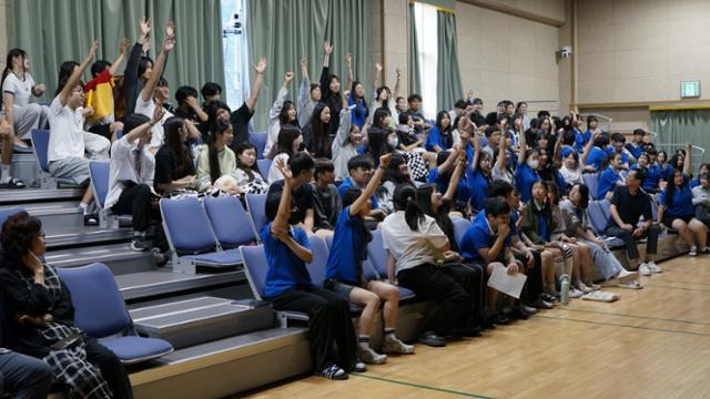 지난 7월 대구 달성군 가창중 강당에서 열린 '인턴십을 통한 배움, LTI 활동 발표의 날'에서 재학생들이 활동에 참여하고 있다. 가창중 제공