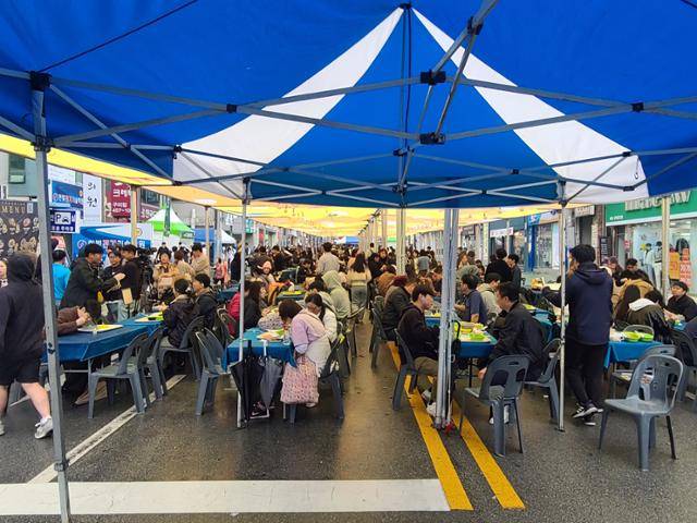 1일 구미라면축제를 찾은 방문객들이 라면 셰프가 자체 개발한 라면 요리를 즐기고 있다. 구미=박경담 기자