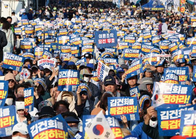 2일 서울 중구 서울역 일대에서 더불어민주당 주최로 열린 김건희 윤석열 국정농단 규탄·특검 촉구 국민행동의날에서 참가자들이 '김건희를 특검하라!' 손팻말을 들어보이며 구호를 외치고 있다. 연합뉴스