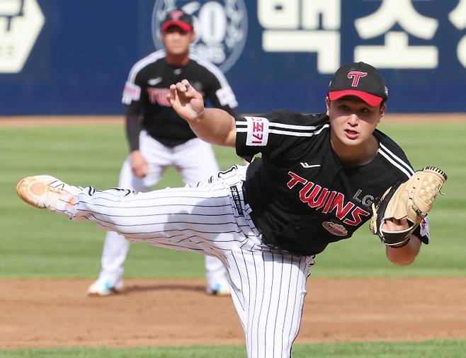 2024 프로야구 KBO 포스트시즌 삼성라이온즈와 LG트윈스의 플레이오프(PO) 1차전 경기가 10월 13일 오후 대구삼성라이온즈파크에서 열렸다. LG 선발 최원태가 등판해 공을 던지고 있다. 대구=김민규 기자 mgkim1@edaily.co.kr