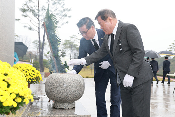 지난 1일 우천속에 경상남도 산청군 금서면 산청추모공원에서 열린 '제73주년 산청·함양사건 양민희생자 추모식'에서 이승화 산청군수(오른쪽)와 진병영 함양군수가 분향하고 있다. [사진=경상남도 산청군]