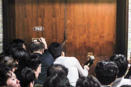 2019년 4월 새벽 더불어민주당 당직자들이 패스트트랙 지정안건 제출을 위해 의안과 문을 해머로 부수며 진입을 시도하는 모습. 뉴스1
