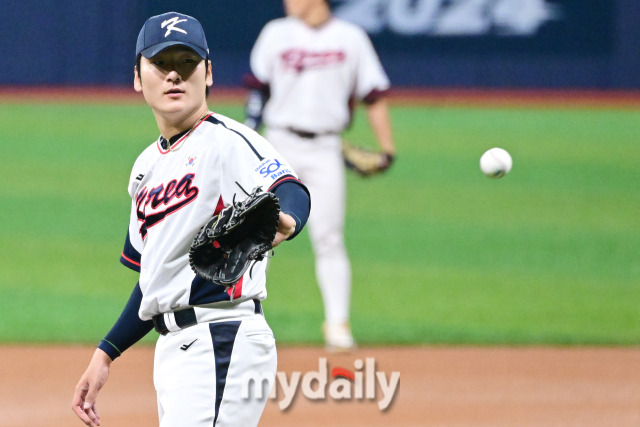 대한민국 야구대표팀 곽빈이 1일 오후 서울 고척스카이돔에서 진행된 쿠바 야구대표팀과의 경기에서 선발로 등판하고 있다./고척=곽경훈 기자