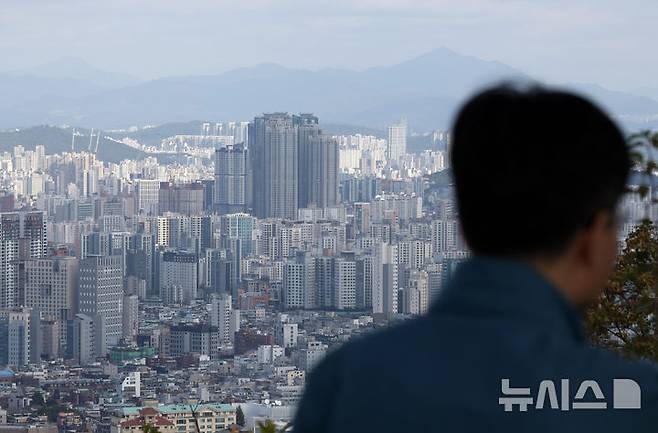 [서울=뉴시스] 김명년 기자 = 서울 남산에서 바라본 서울 시내. 2024.10.23. kmn@newsis.com