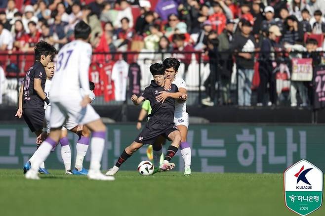 [부천=뉴시스]K리그2 안양 최규현이 경합하고 있다. (사진=프로축구연맹 제공)