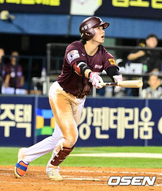 [OSEN=잠실, 지형준 기자] 24일 오후 서울 잠실야구장에서&nbsp;2024 신한 SOL Bank KBO리그 두산 베어스와 키움 히어로즈의 경기가 열렸다.이날 두산은 우완 곽빈, 키움은 우완 하영민을 각각 선발로 내세웠다.8회초 1사에서 키움 김혜성이 우월 솔로포를 날리고 있다. 2024.07.24 / jpnews@osen.co.kr