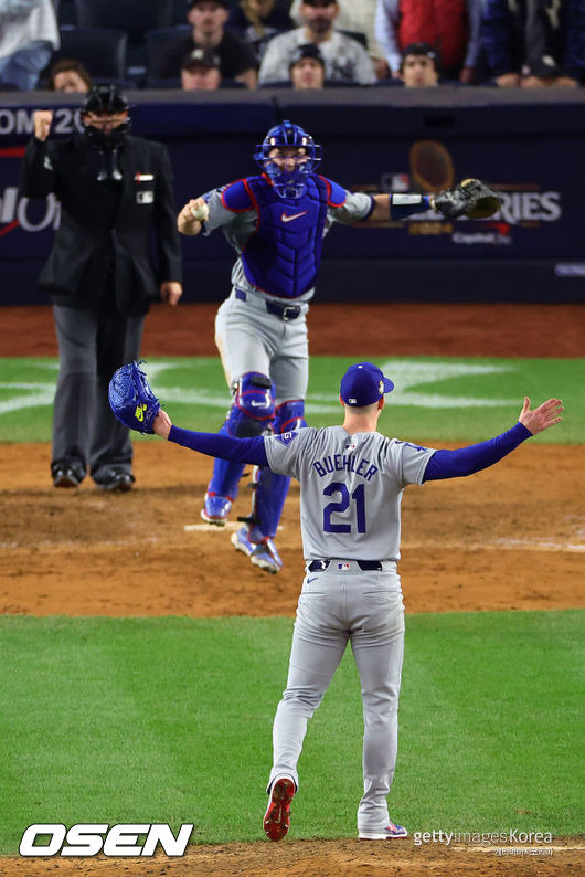 [사진] LA 다저스 워커 뷸러가 월드시리즈 우승 확정 후 기뻐하고 있다. ⓒGettyimages(무단전재 및 재배포 금지)