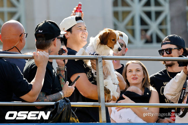 [사진] LA 다저스 오타니 쇼헤이가 반려견 데코핀과 함께 우승 퍼레이드를 즐기고 있다. ⓒGettyimages(무단전재 및 재배포 금지)