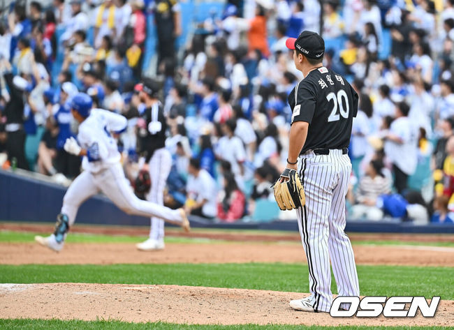 [OSEN=대구, 이석우 기자] 13일 대구 삼성라이온즈파크에서 2024 신한 SOL뱅크 KBO 포스트시즌 플레이오프 삼성 라이온즈와 LG 트윈스의 1차전 경기가 열렸다. 홈팀 삼성은 레예스를 선발로, 방문팀 LG는 최원태를 선발로 투입했다. LG 트윈스 최원태가 4회말 솔로 홈런을 친 삼성 김영웅을 바라보고 있다. 2024.10.13 / foto0307@osen.co.kr