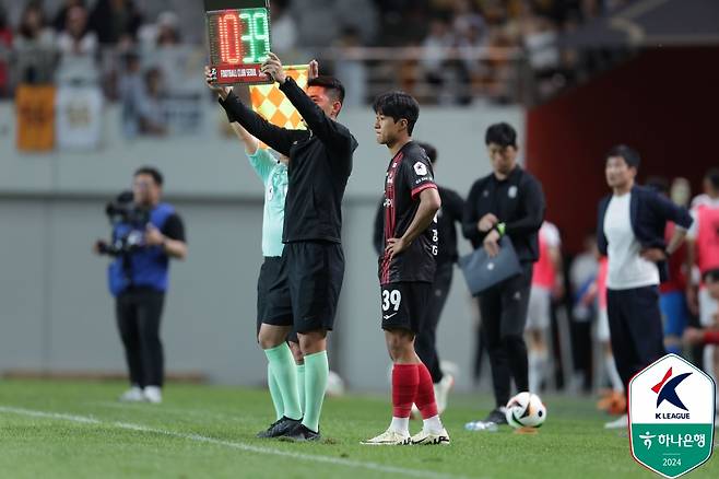 프로 데뷔전을 치르는 강주혁의 모습. /사진=한국프로축구연맹 제공